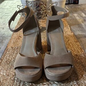 Eileen Fisher Women's Beige Block Heel Sandals